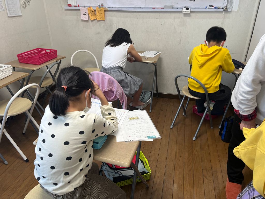 「学研上ノ島教室」の、みんなが集中している教室内の様子