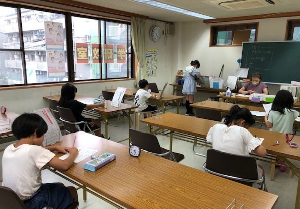 「学研東難波あすなろ教室」の学習中の室内の様子