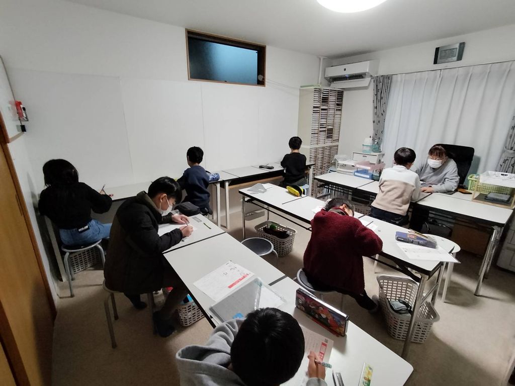 「学研南武庫之荘教室」の先生に教えてもらっている様子