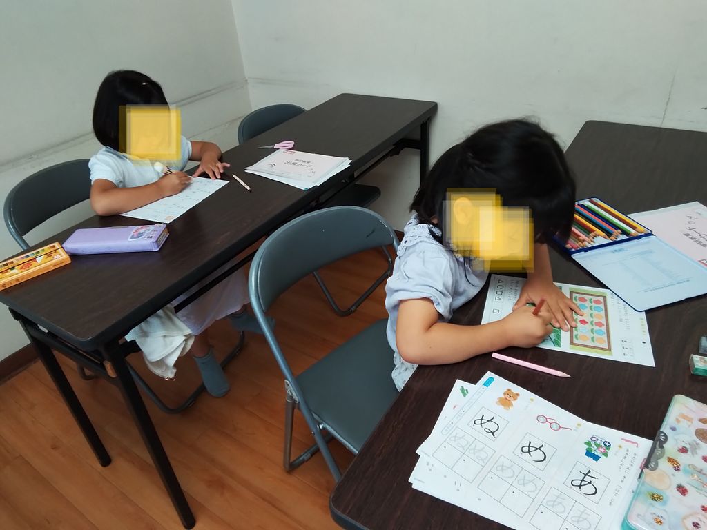 「学研塚口教室」の教室内の学習している様子