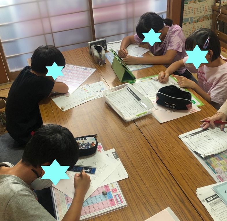 「学研はまっ子教室」のみんなが集中して学習している様子