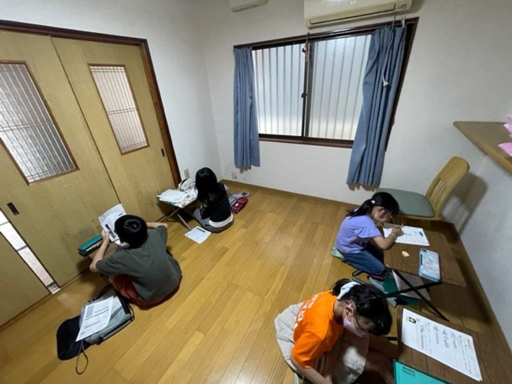「学研あかつき教室」のみんなが静かに学習してる教室内の様子