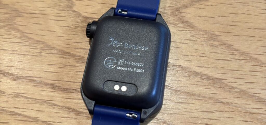 実際のチャレンジタッチのスマートウォッチの裏面の写真。