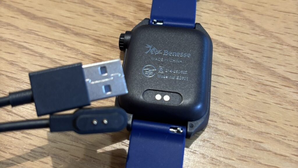 実際のチャレンジタッチのスマートウォッチの、充電アダプターの写真。