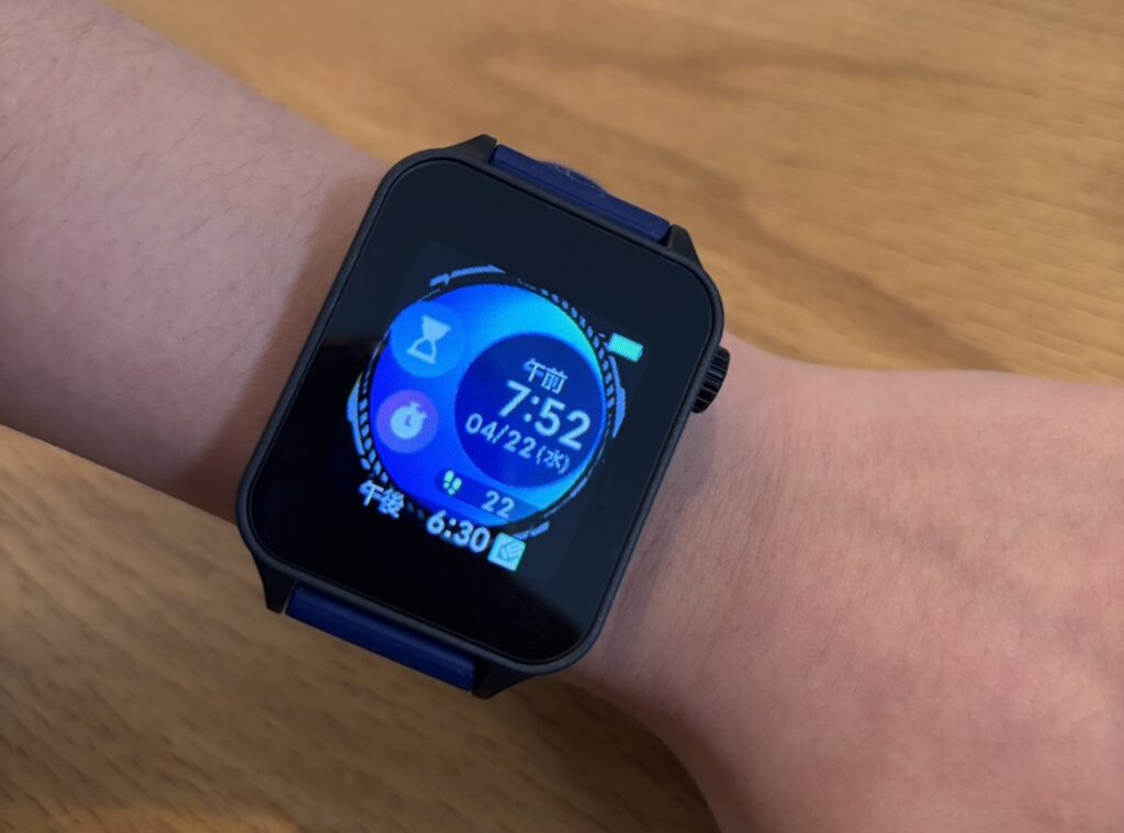 実際のチャレンジタッチのスマートウォッチの時計画面。